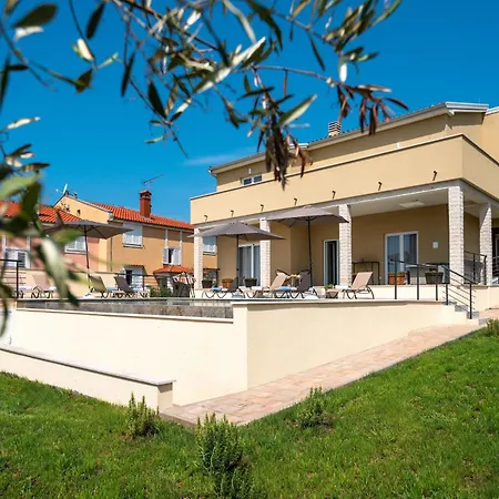 Paris Vila