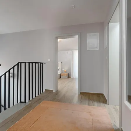 Paris Vila *